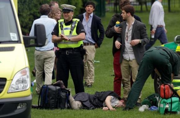 ��ǧ����ѧ����԰���ѿ� Ů���ñ����׺Ⱦ�